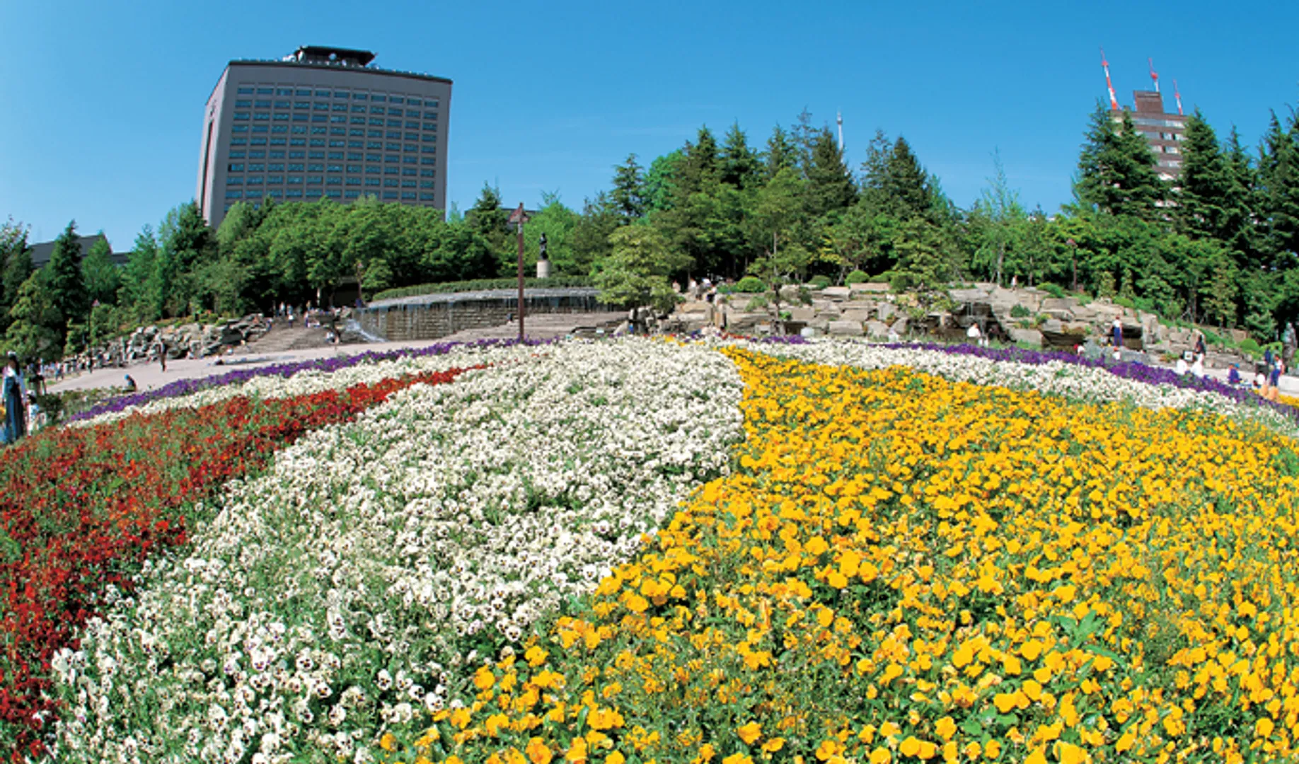 季節毎に植え替えられる円形花壇