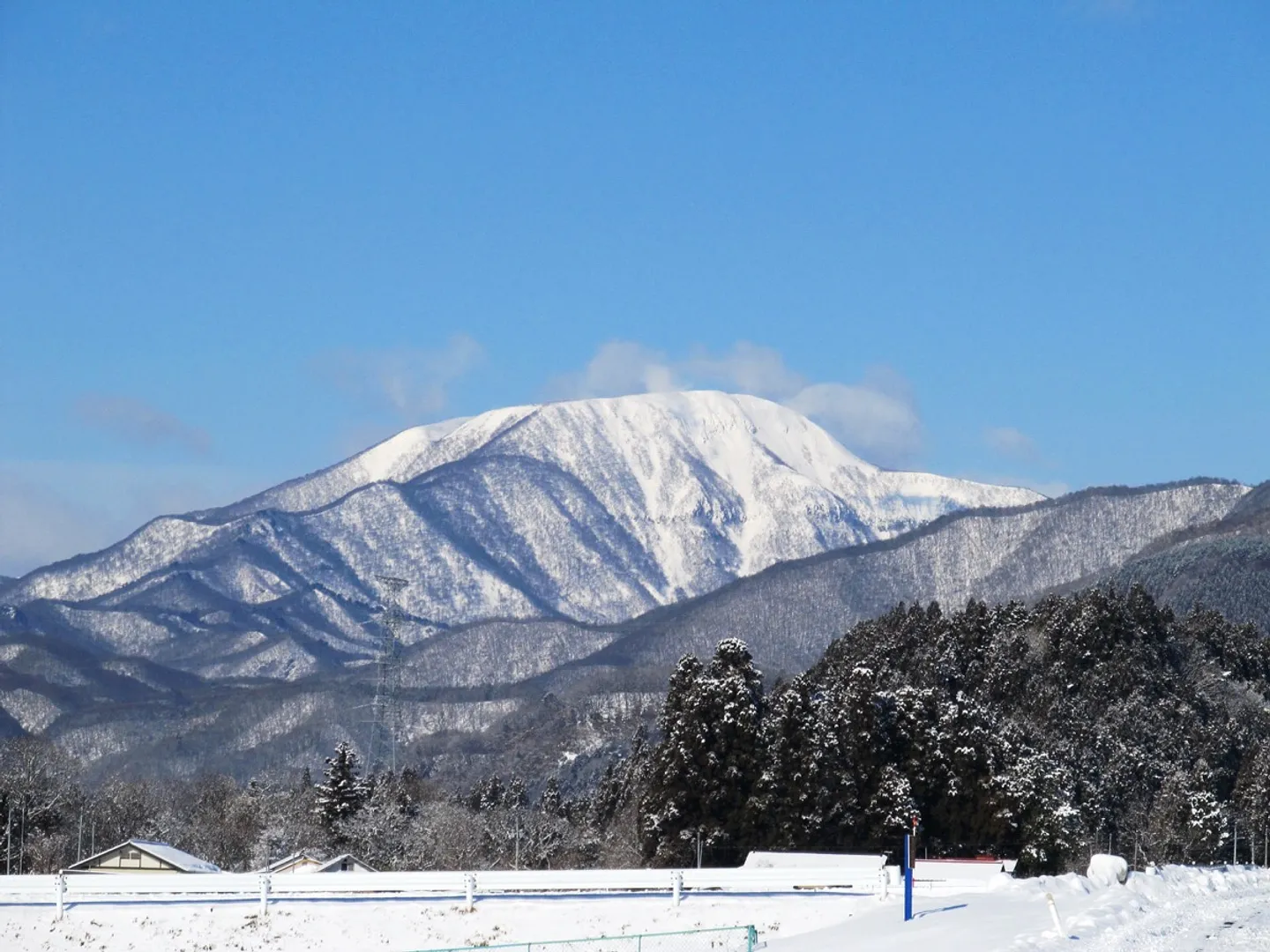 雪化粧をした大東岳