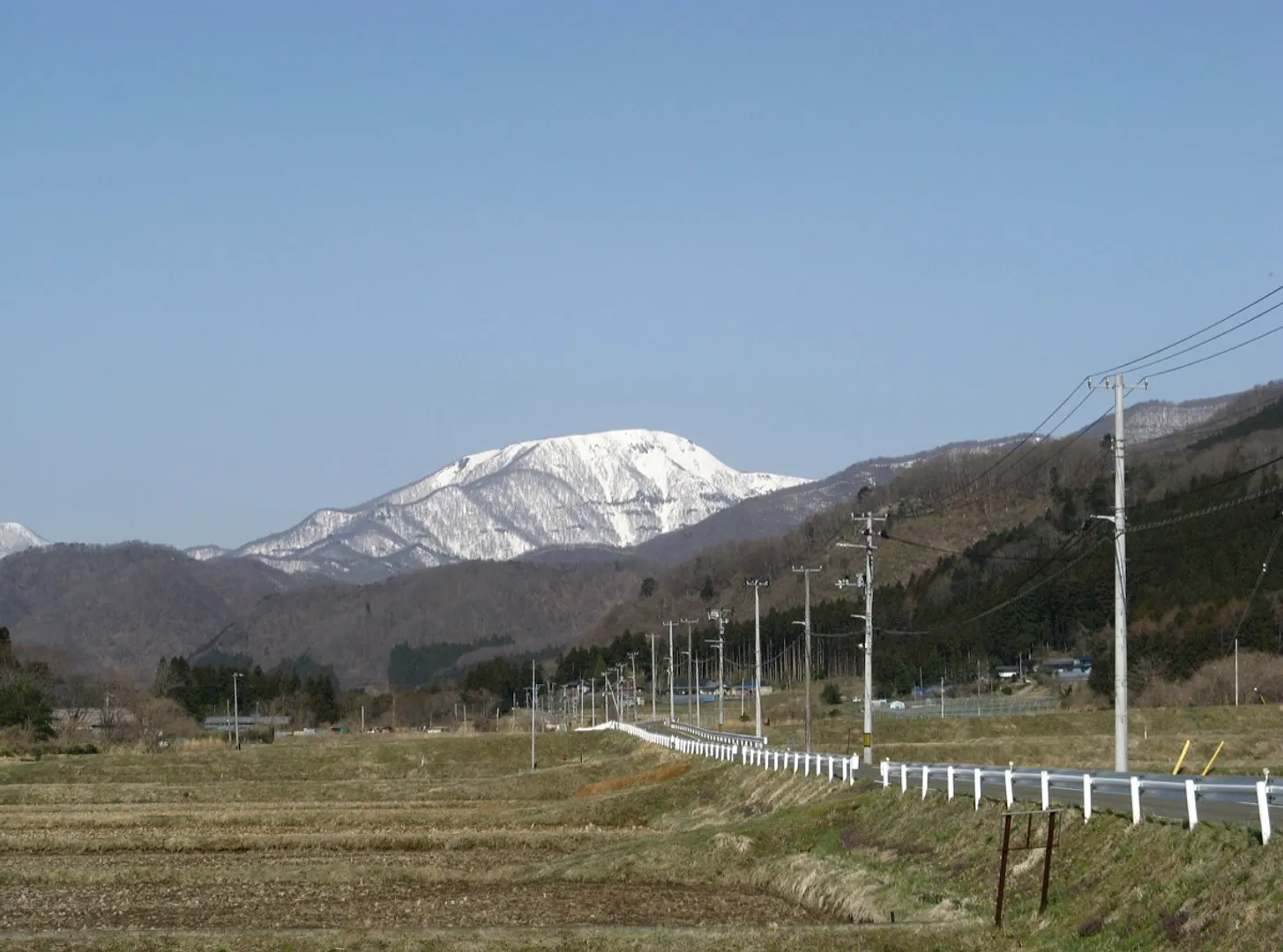 春先でもまだまだ雪が残っている