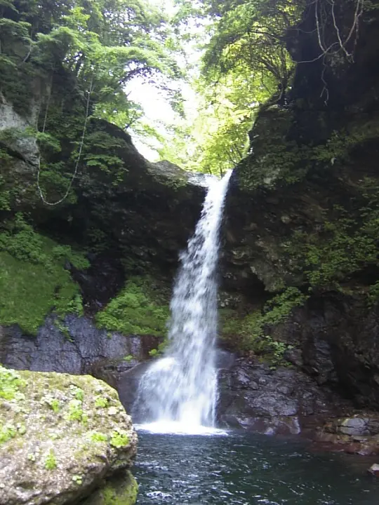 ぽっかり空いた穴から流れ出る姉滝