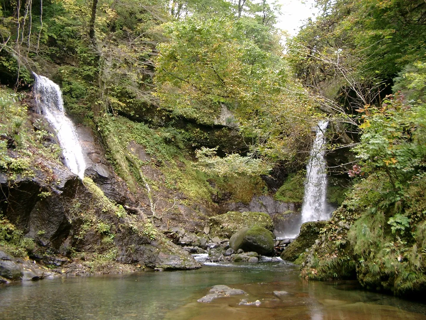 姉滝の手前には妹滝が見える
