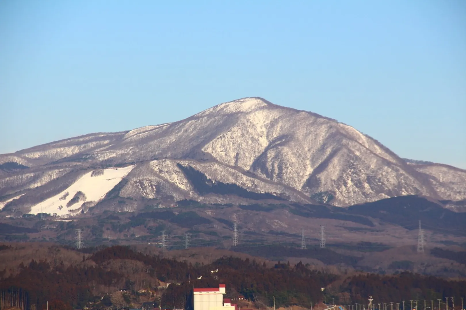 「冬の泉ケ岳」積雪で白くなってきた泉ケ岳の概観