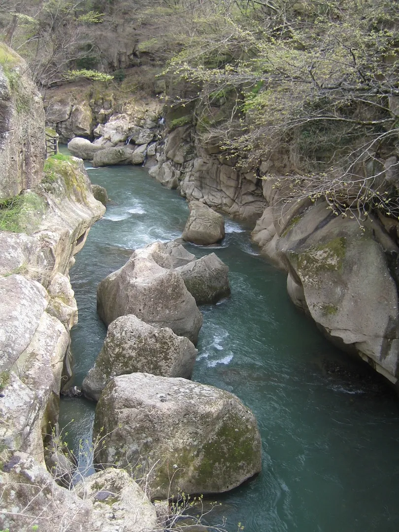 巨岩奇石が独特の峡谷美を作り出す