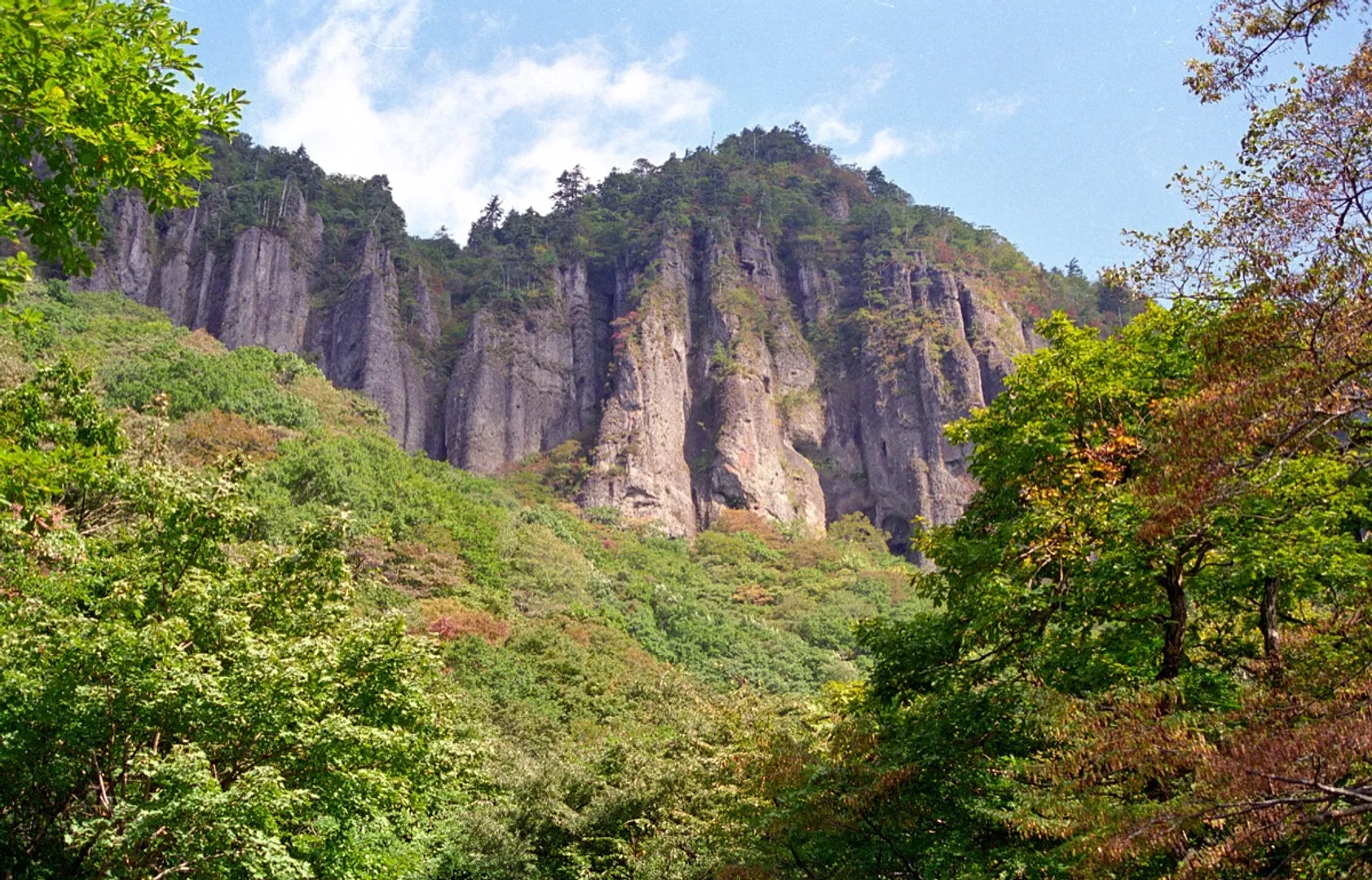 ハイライトの磐司岩がそびえたつ