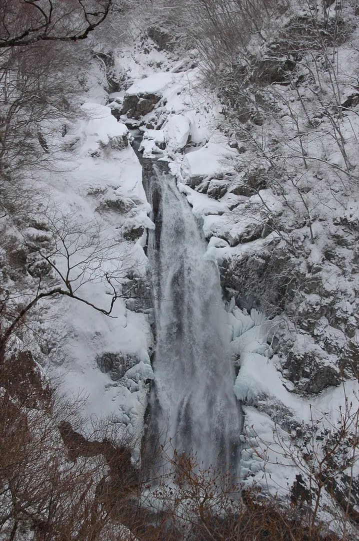 厳寒で見る大滝もまた格別