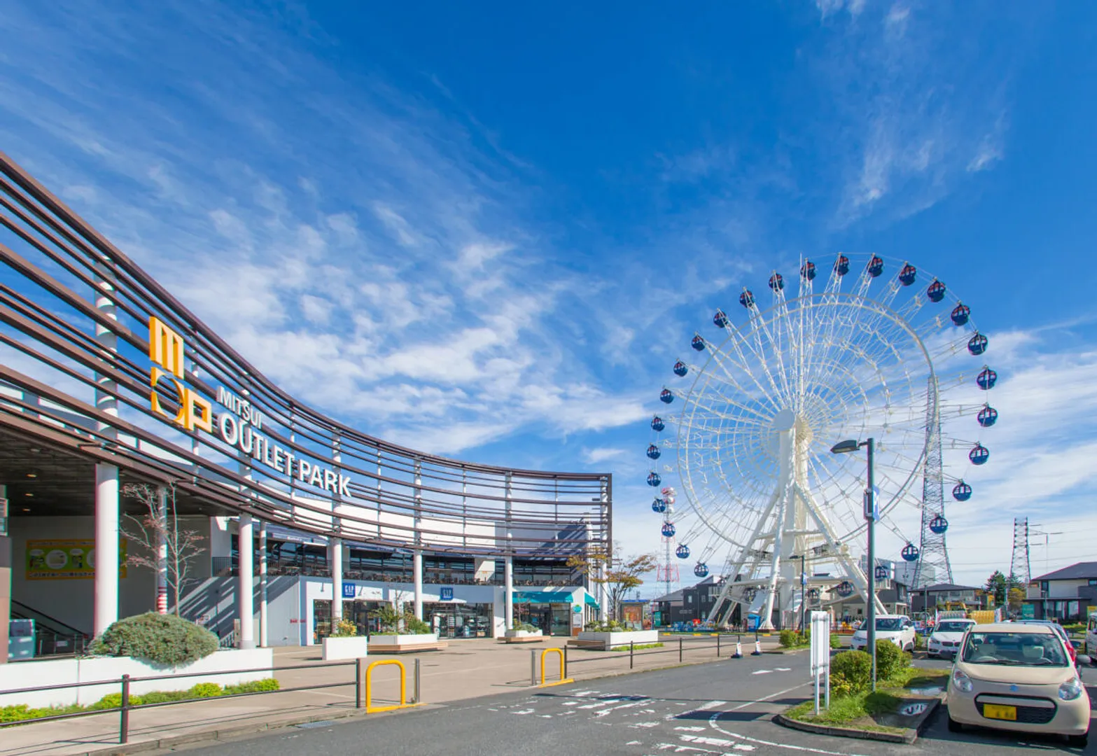 高さ約50mの観覧車が目印