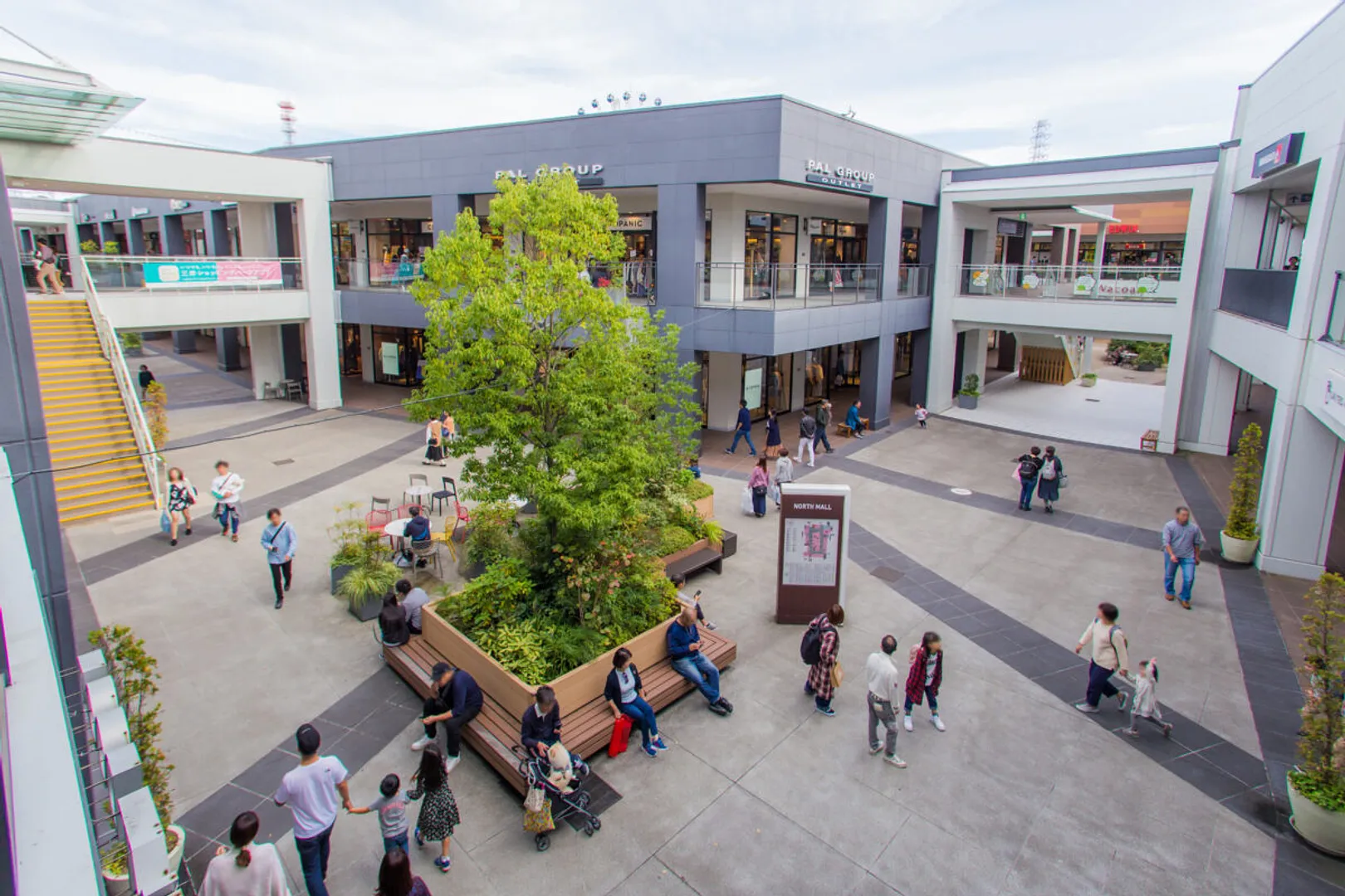 館内約120店舗は東北最大