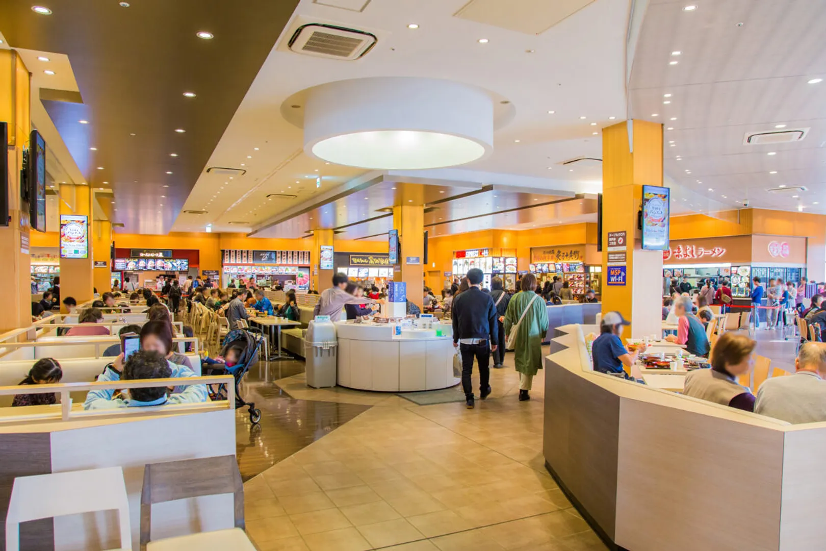 フードコートは仙台の牛タン、盛岡の冷麺のほか、全国のグルメが楽しめる