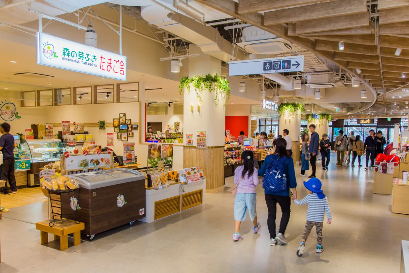 国内外のブランドファッションはもちろん、フードコートやカフェも充実