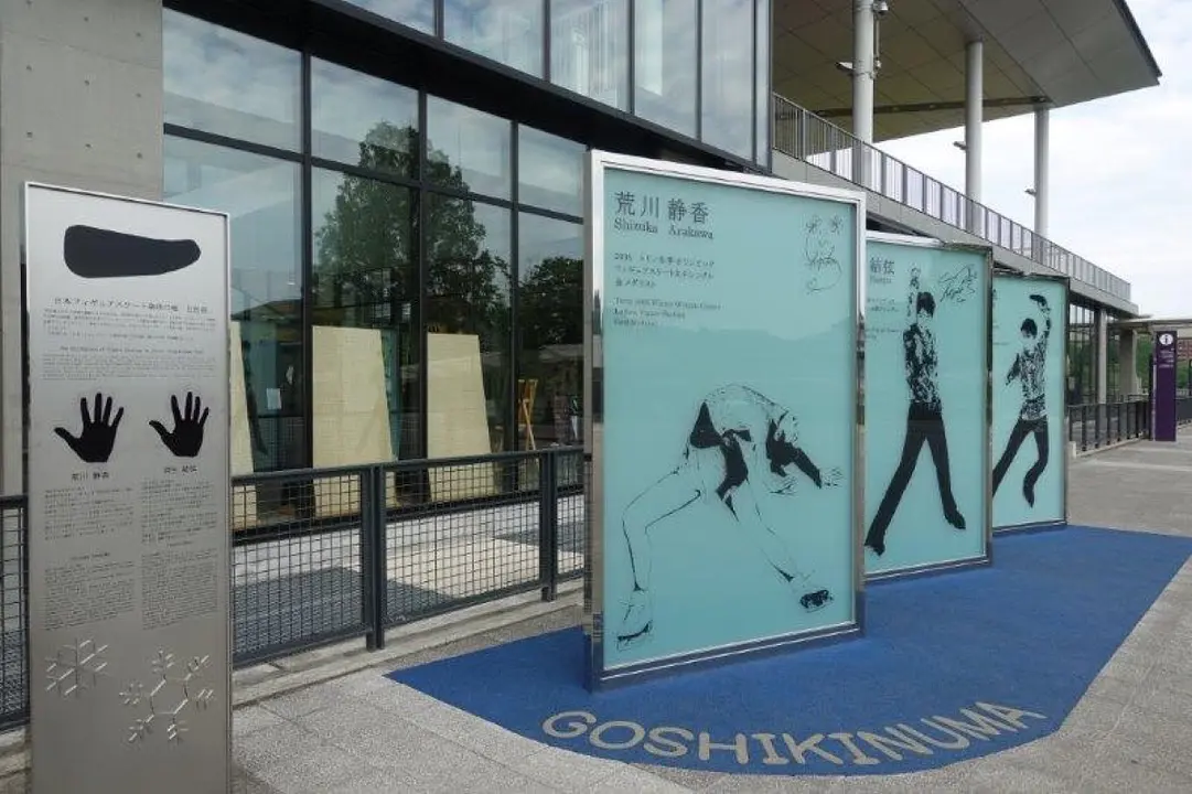 地下鉄駅前に立つフィギュアスケートモニュメント