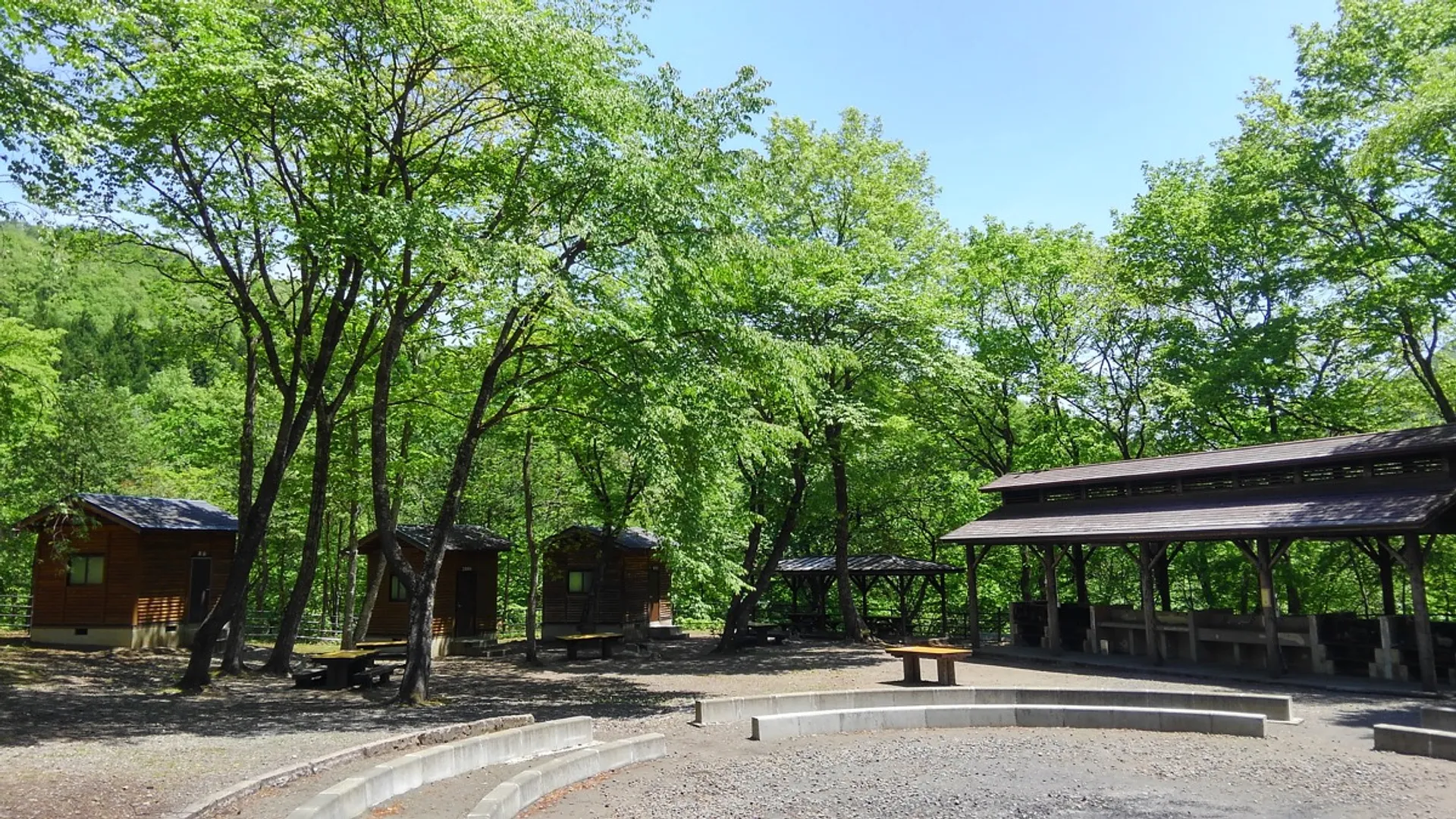 炊事棟&キャンプファイヤーサークル