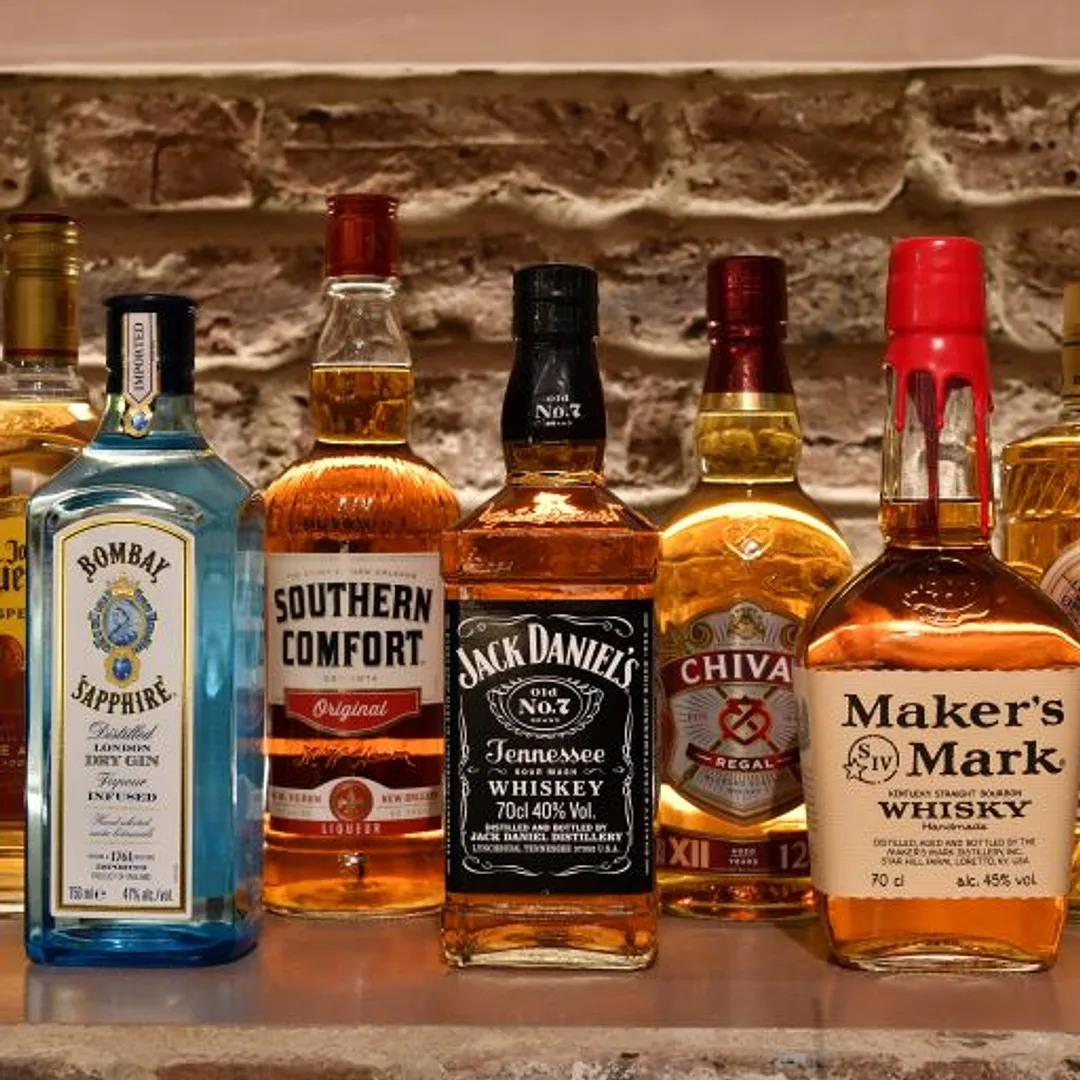 ウイスキー、カクテル、シャンパン各種あり