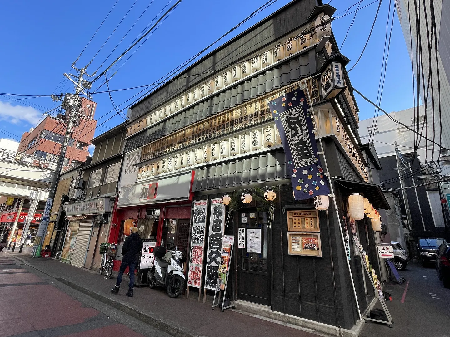 寄席の雰囲気を再現して作られた外観