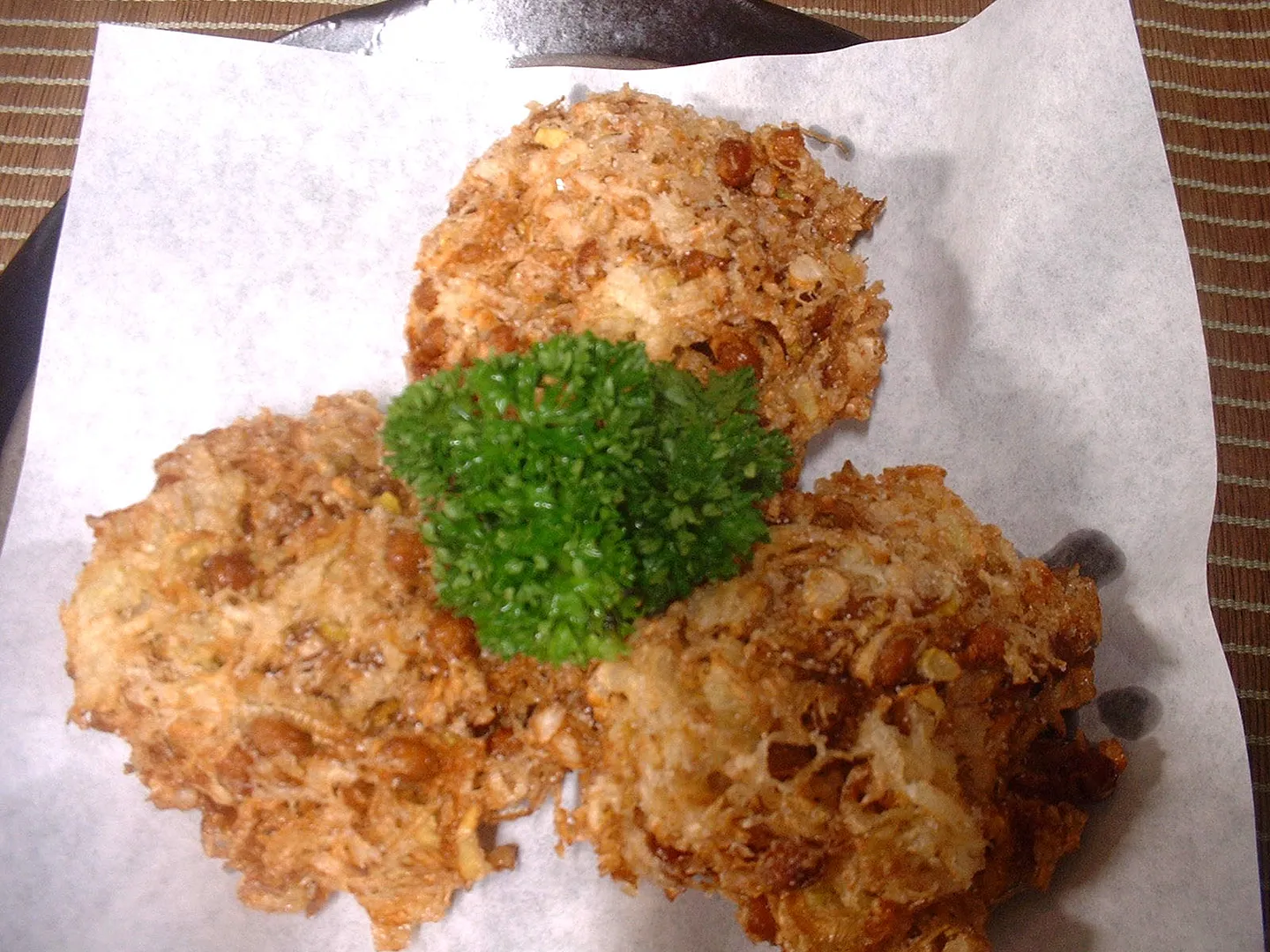 納豆とネギをカラッと上げたサクサクの納豆の唐揚げ