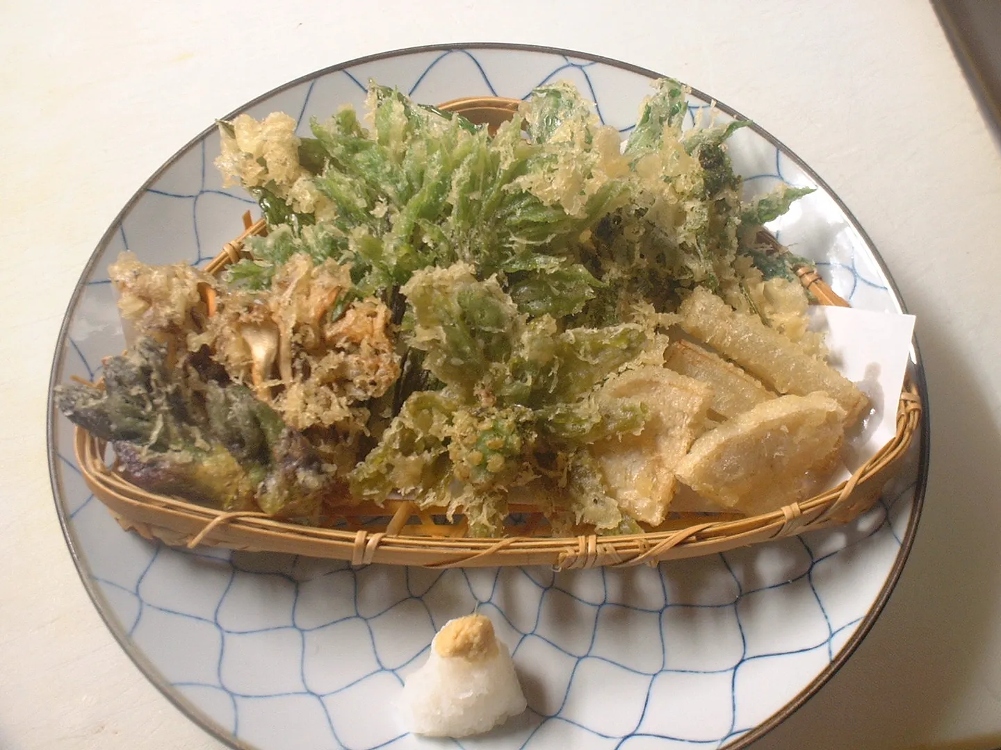 春の名物山菜天は地元の山菜が盛沢山