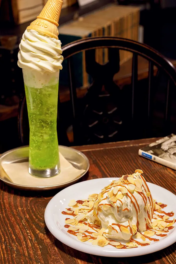 人気の「クリームソーダ」（990円）と「キャラメルナッツシフォンケーキ」（748円）