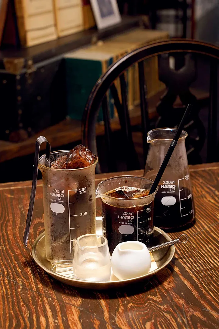 コーヒー氷入りのビーカーに注ぐ「アイスコーヒー」（770円）