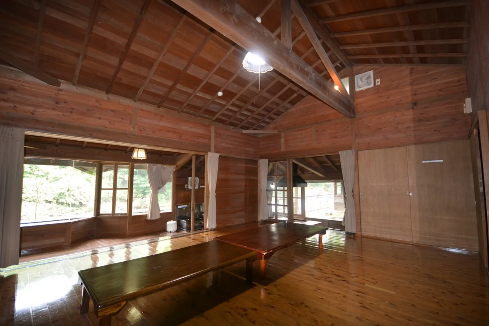 ロッジ内は洋室で寝具、食器、調理器具完備