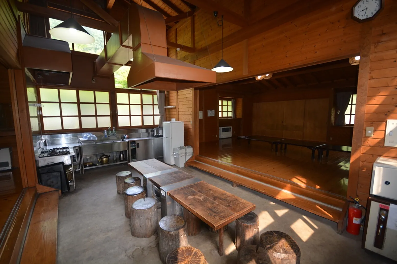 ロッジ内のキッチンスペース