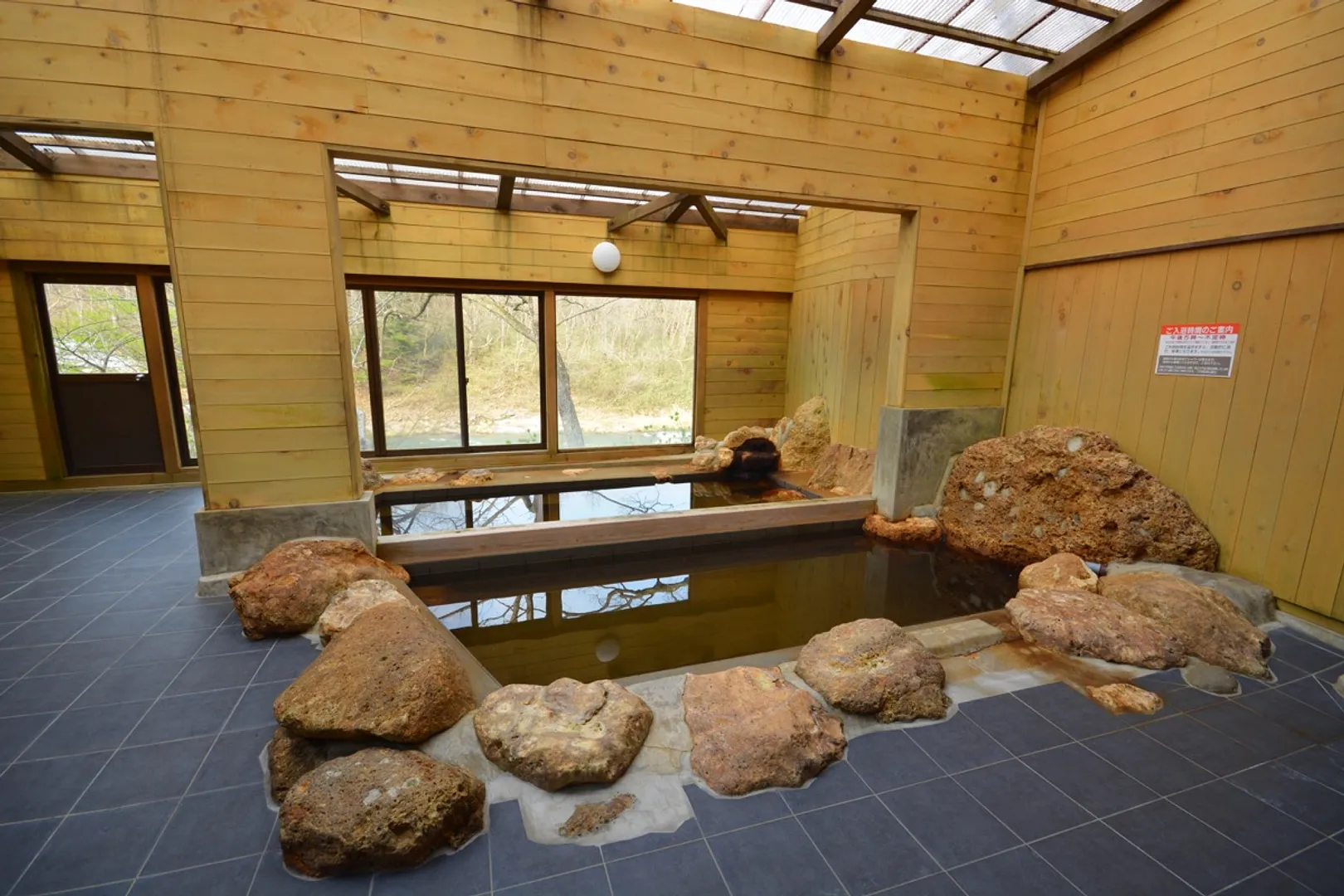 渓流岩風呂は自家源泉を利用