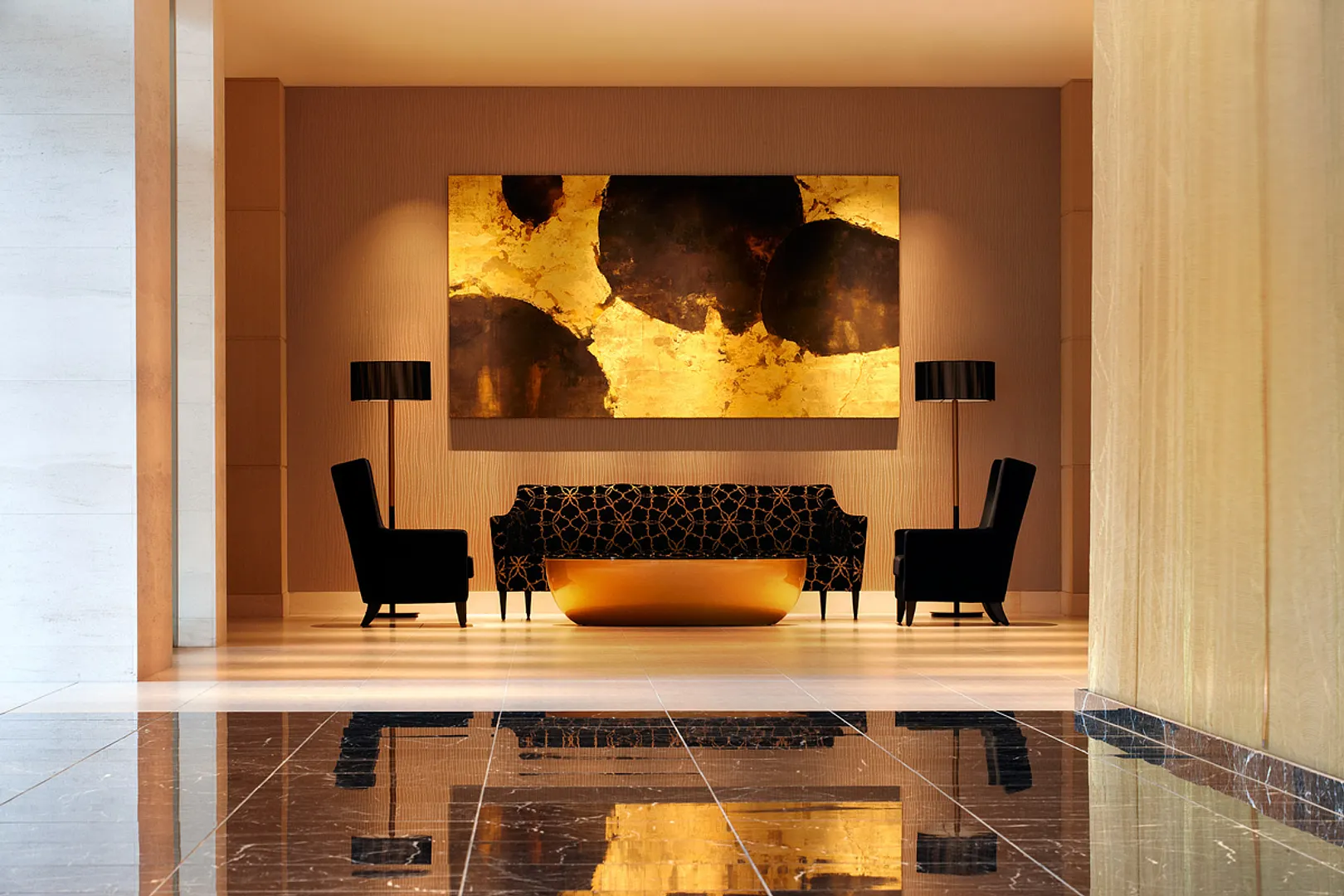 エントランス：伊達文化の美を巧みに取り入れたモダンなインテリアです。