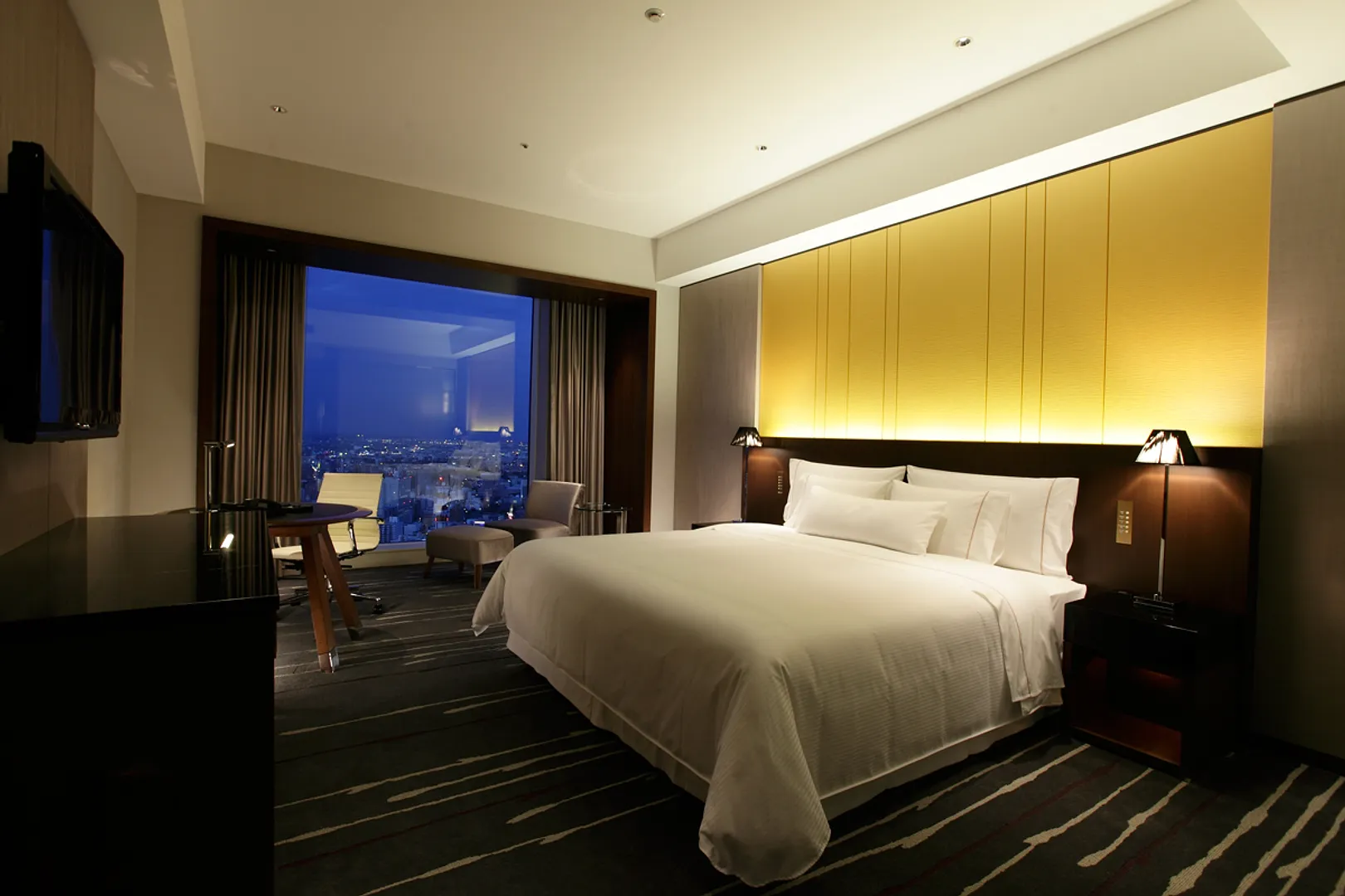 客室（スーペリア）：大きく広がる街並みまたは山々の眺めを見晴らす、洗練された雰囲気が魅力です。