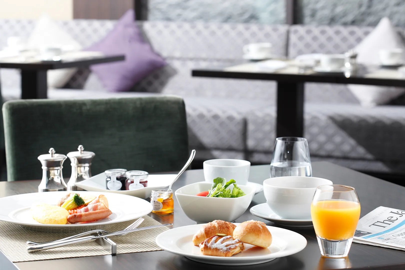 朝食：高層階から広がる眺望とともにご朝食をお楽しみください。