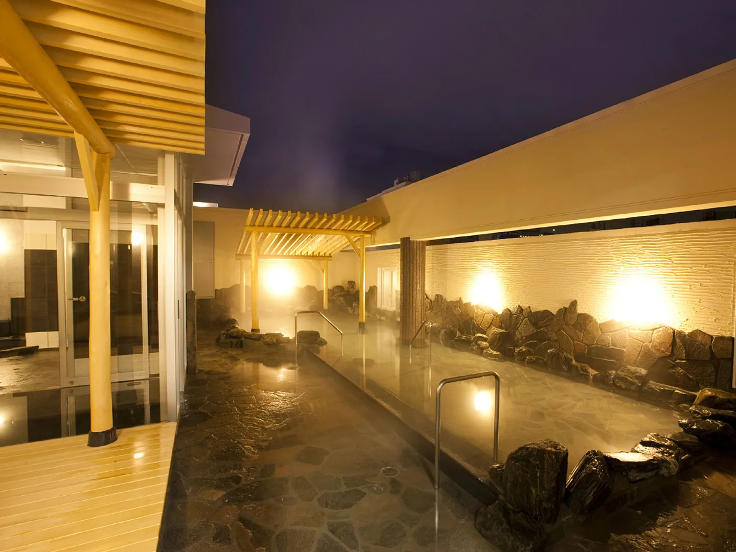 【露天風呂】当館自慢の展望露天風呂です。