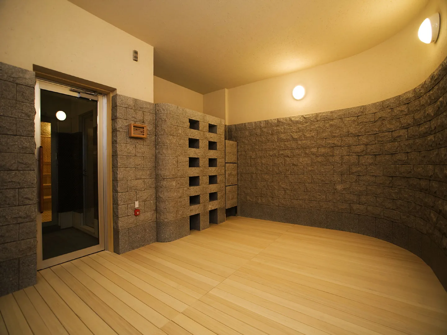 【低温式サウナ】横になってゆっくりできます。