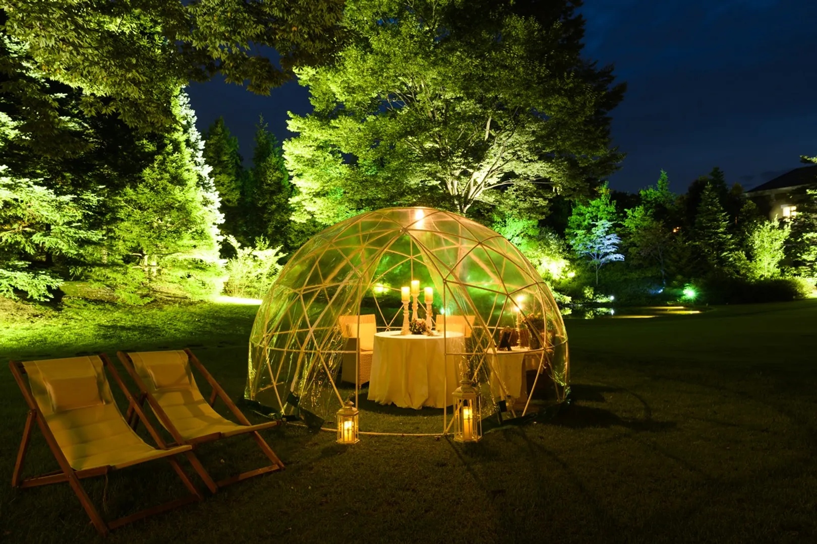 11月〜3月はランタン＆イルミネーションが煌めくガーデンを眺めながら透明なドーム型テント「ガーデンイグルー」でディナー体験を。