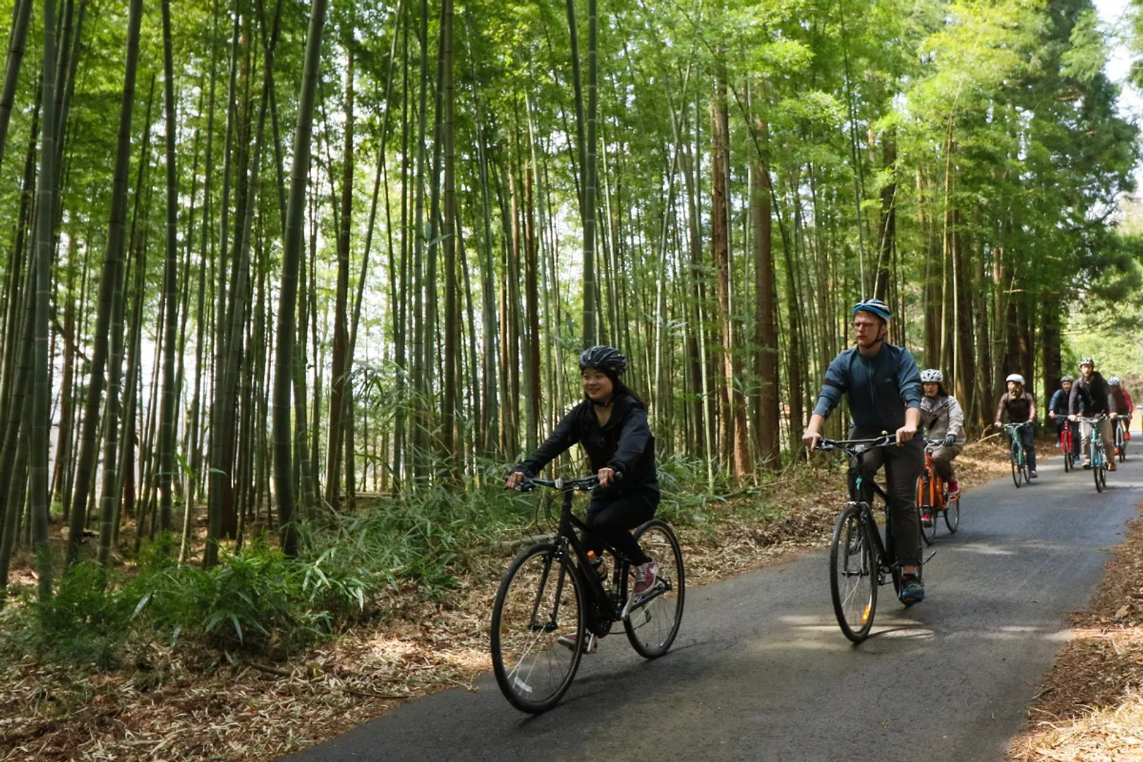 シティサイクルからロングツーリングのような使い方まで、幅広く楽しむことができるクロスバイクとどなたでも親しみやすい電動アシスト付き自転車に乗って、ホテル周辺や、ちょっと足をのばして田園や林道などマイナスイオンたっぷりのサイクリングコースを楽しめる。