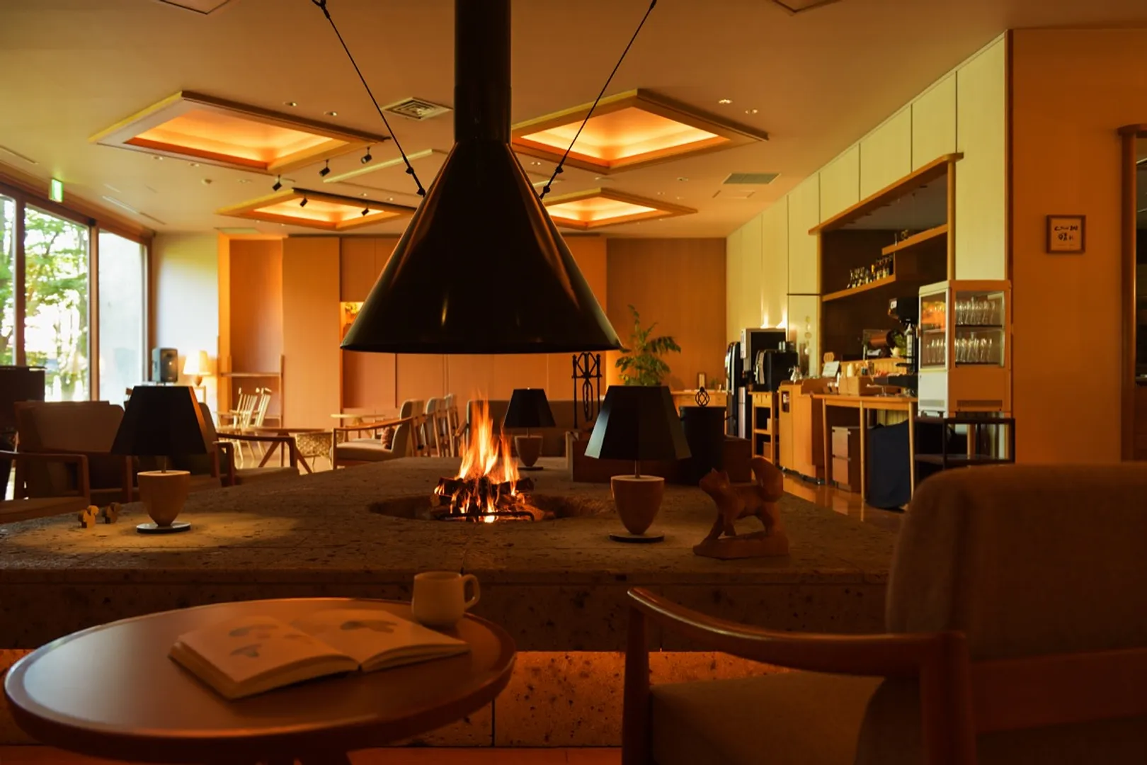 薪のはぜる音、香りに癒される暖炉ラウンジ