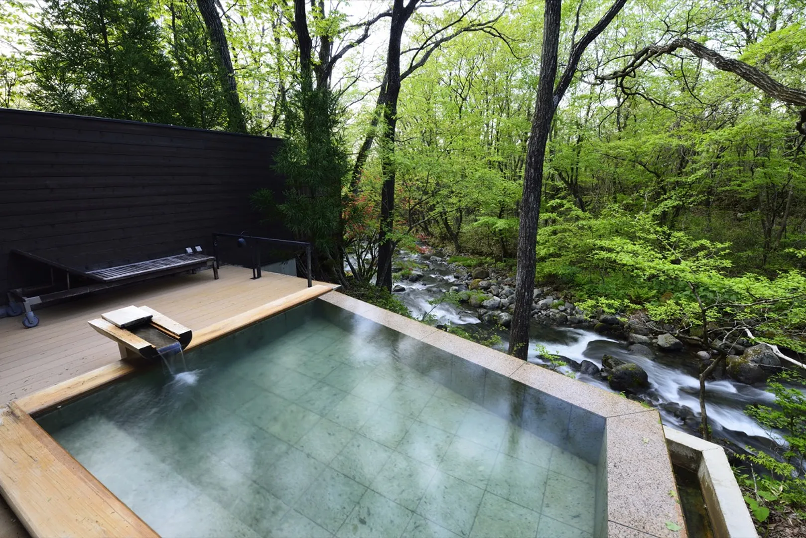 美肌の湯「渓流露天風呂川の湯」をはじめ2つの源泉7つの温浴を愉しめる
