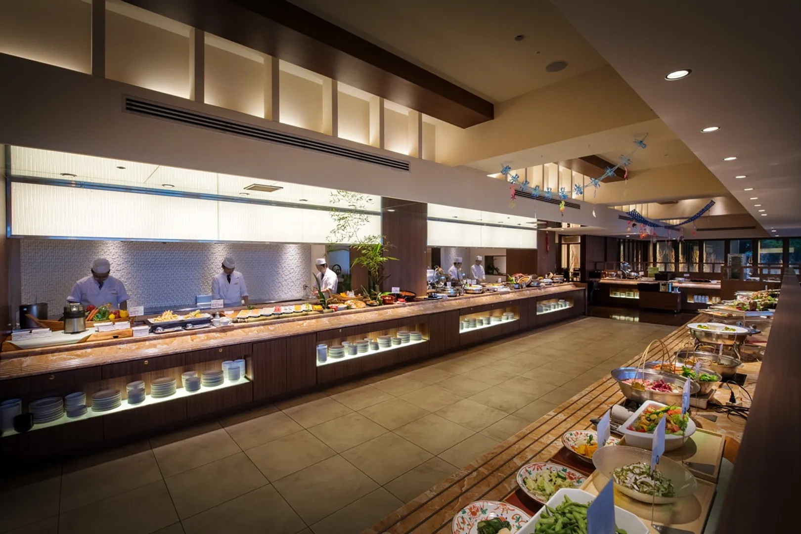 ・和洋中バイキング 「ラ・セレース」　高い吹き抜けとブラウンを基調とした落ち着いた雰囲気のレストラン。和食・洋食・中華のオープンキッチンで地元宮城の食材や旬の素材を使ったビュッフェメニューは出来たてをお召し上がりいただけます。