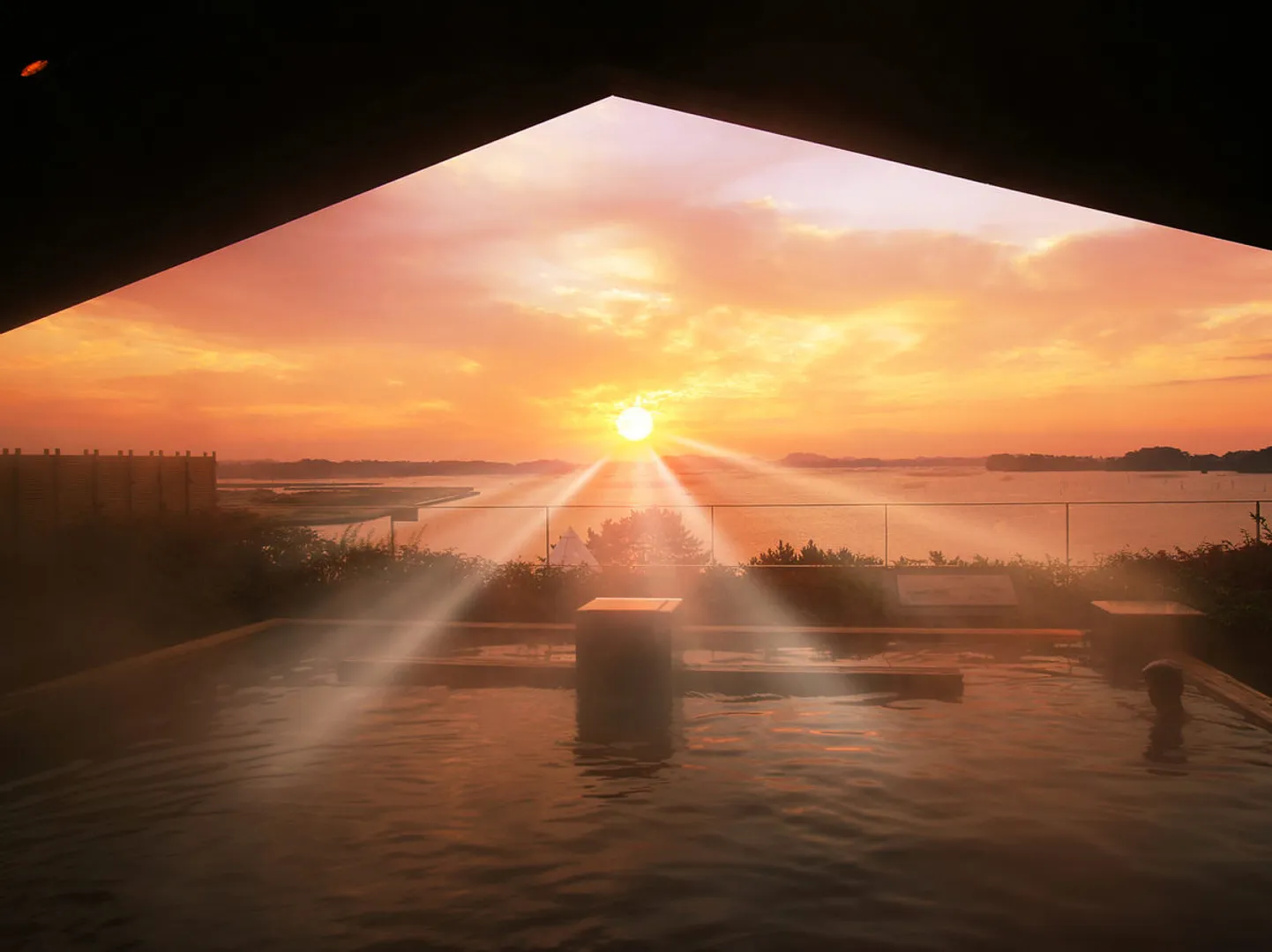 【露天風呂 八百八島】水平線から上る感動のご来光