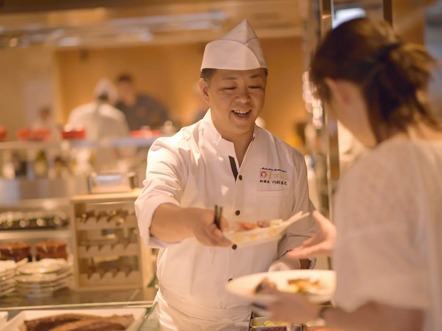 料理人がその場で調理し、出来立てをご提供