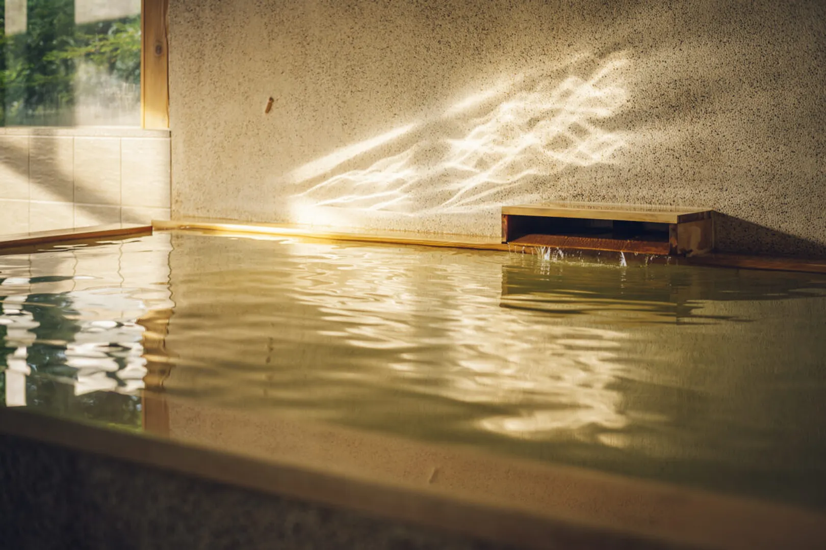 敷地内の2本の源泉を引いた⾃家源泉かけ流しの「あつ湯」