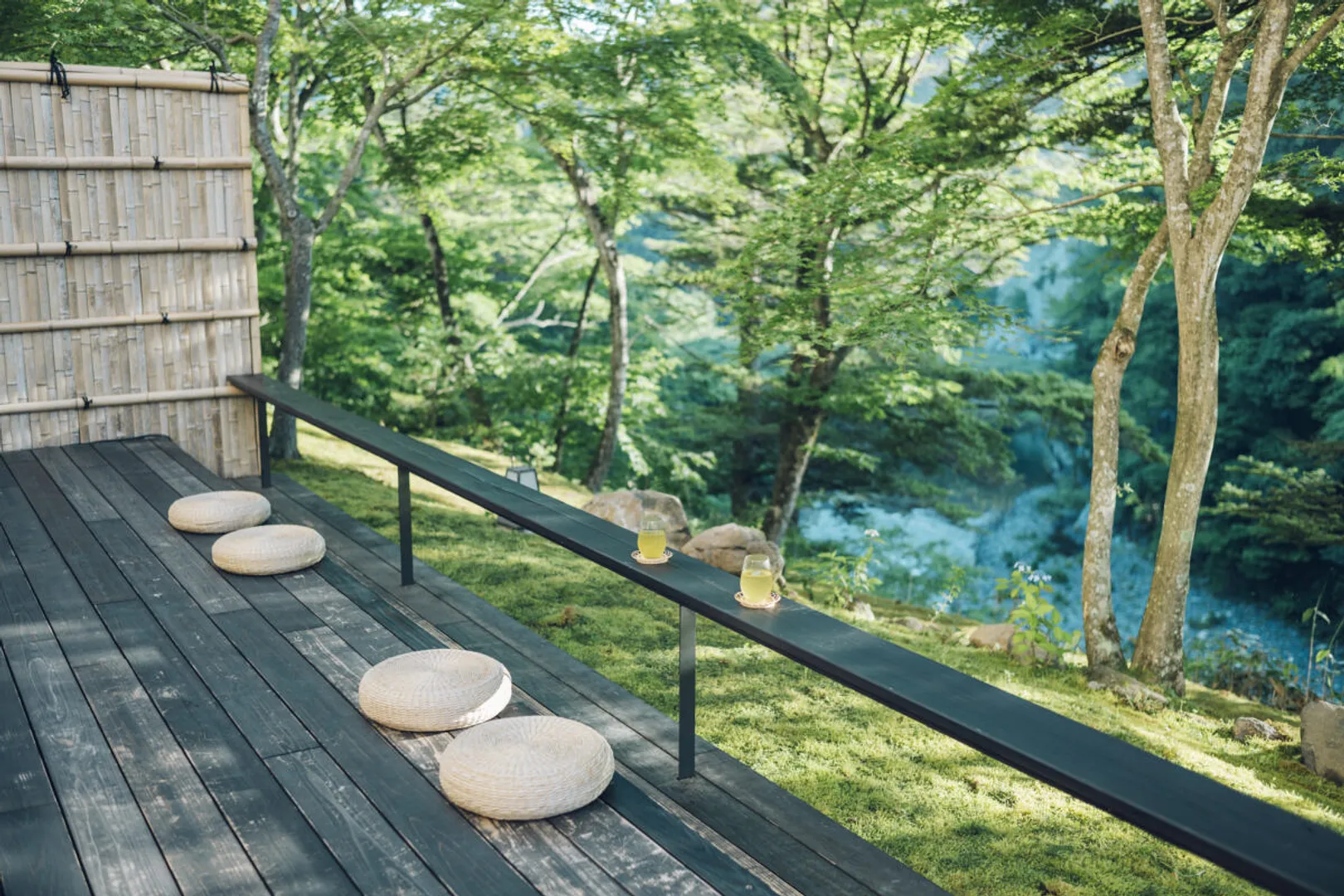 名取川の渓流に面し、四季折々の美しい風景が広がる空間「せせらきラウンジ」