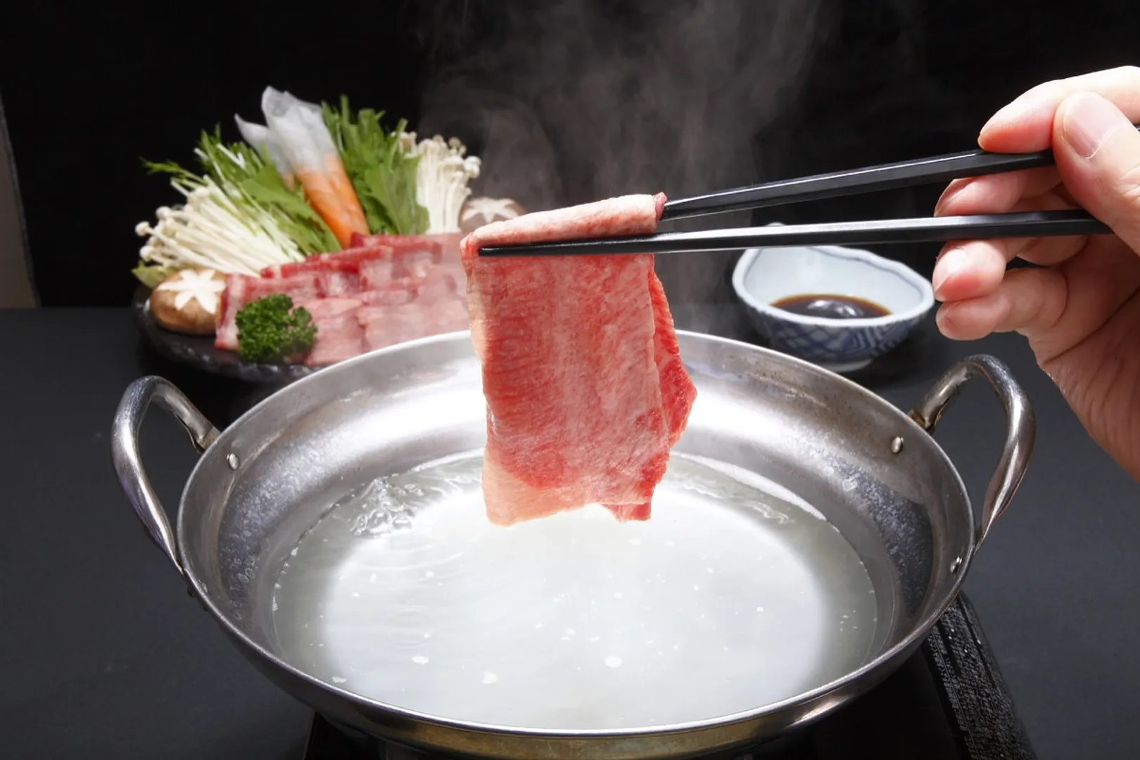 霜降り牛たんを使った「特撰牛たんしゃぶしゃぶ」