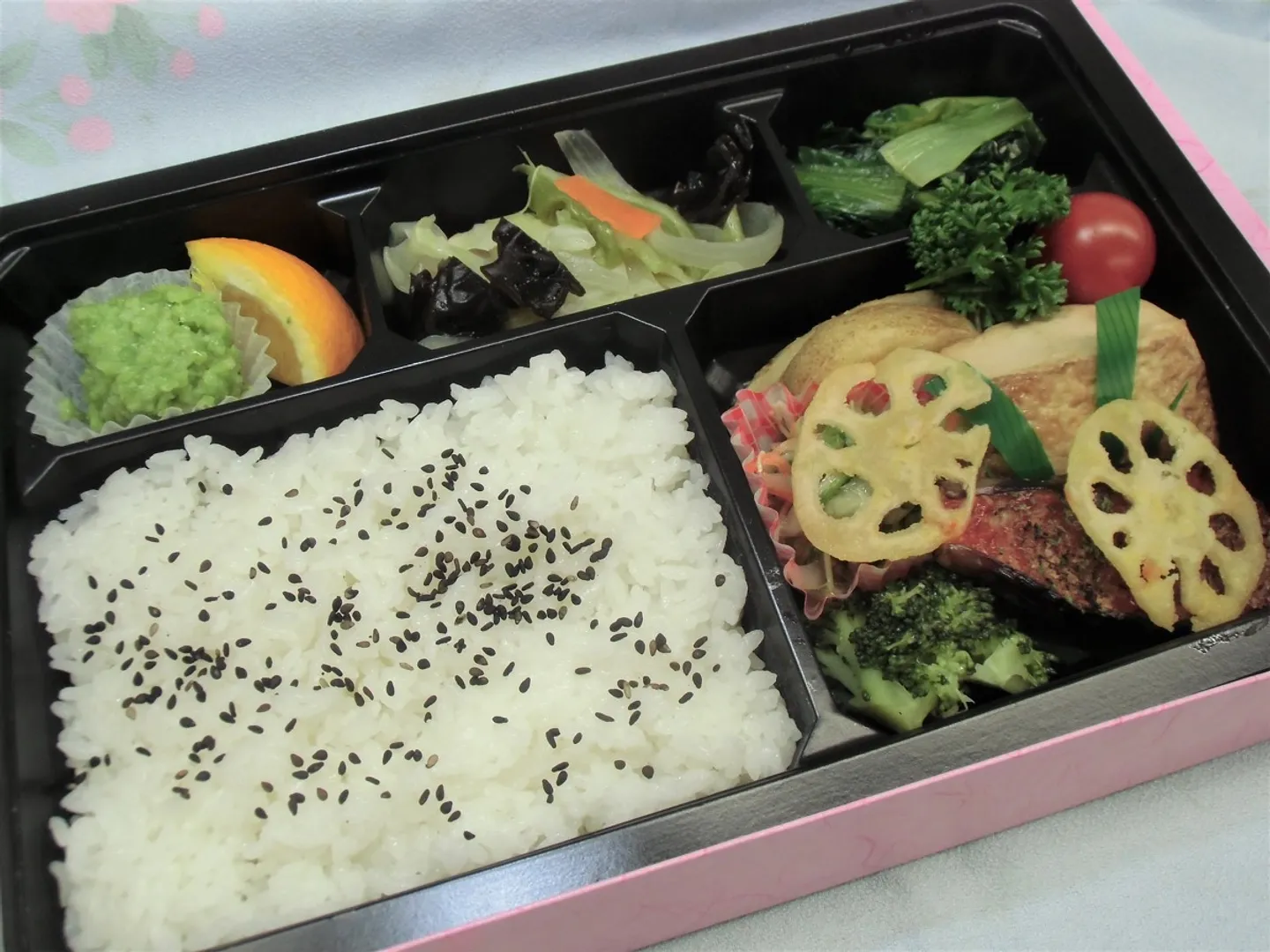 老若男女問わずオススメできる「季節の小分け御膳（800円外税）」