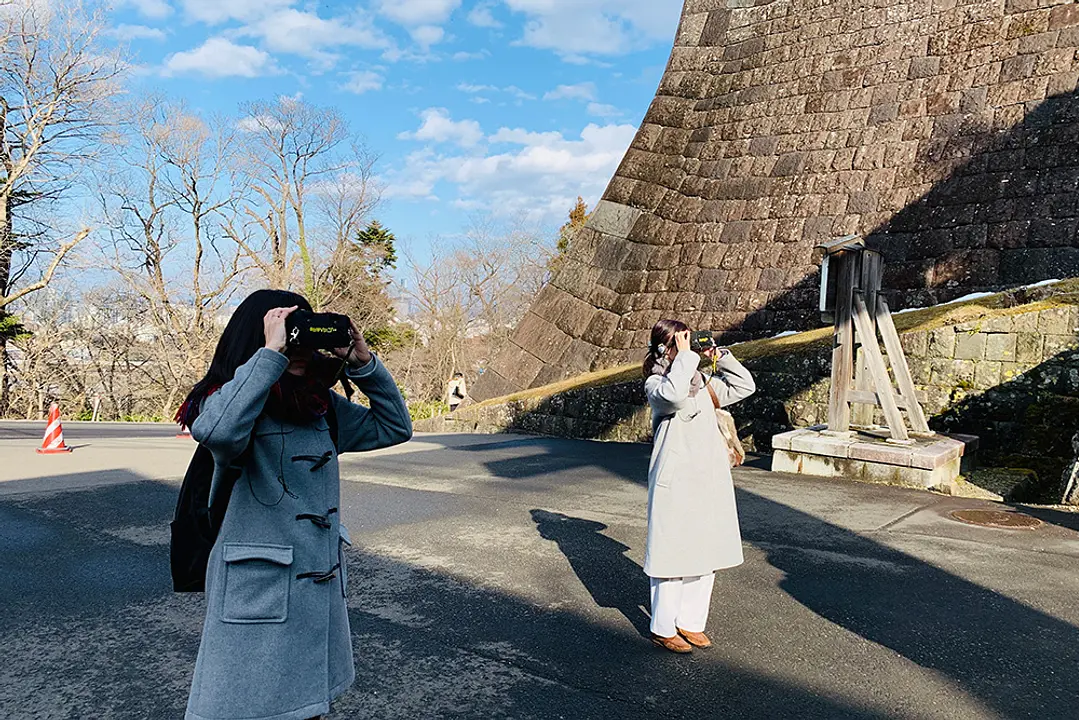 専用ゴーグルでのぞいている様子