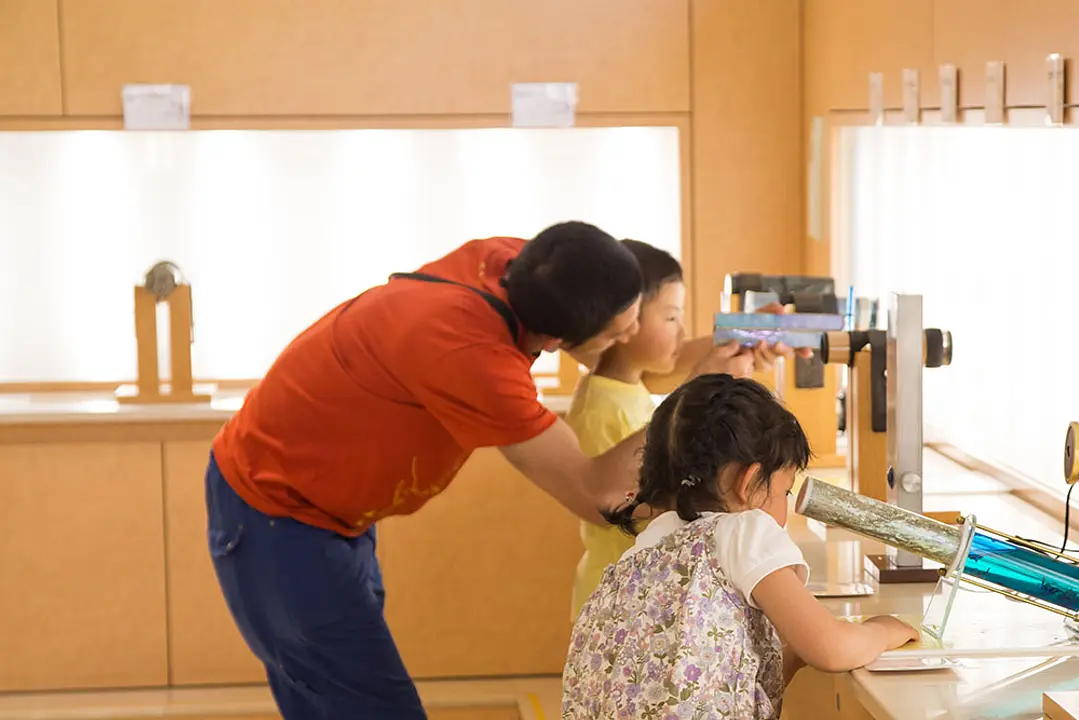 展示されている万華鏡はアンティークから新作まで一年で4回入れ替えるため、季節ごとの作品をさまざまに楽しめます