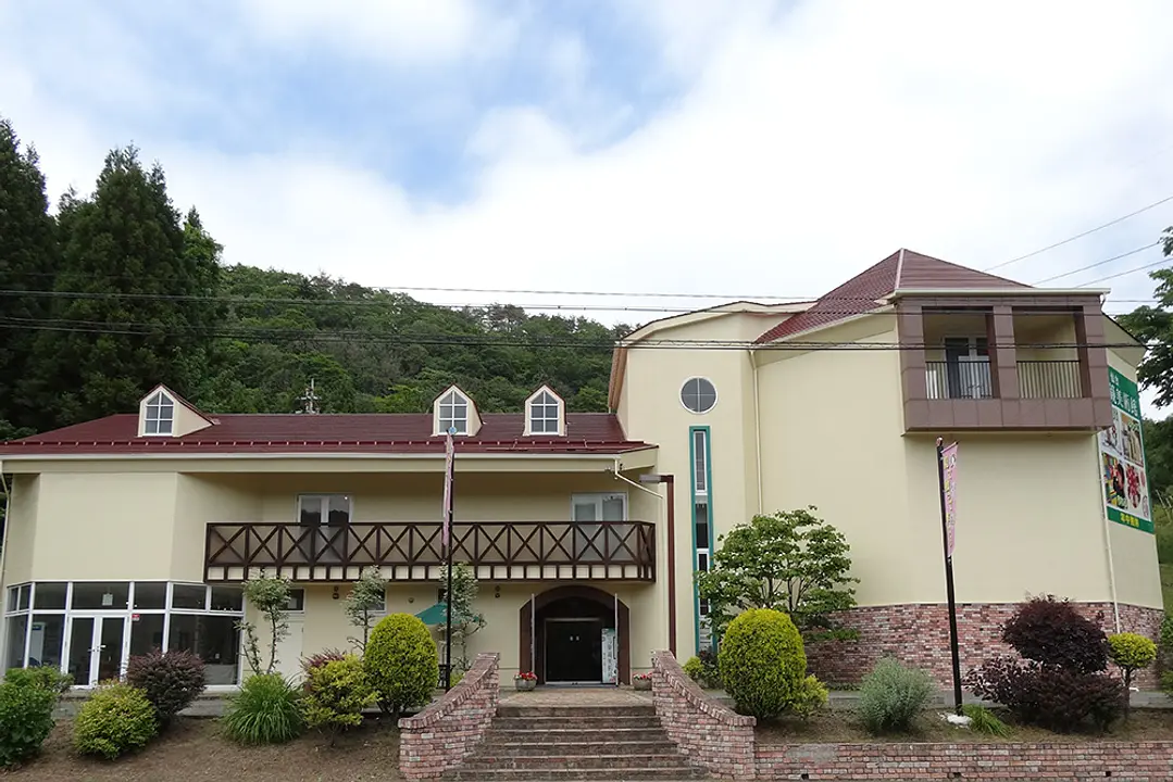 仙台の奥座敷と称される仙台秋保温泉郷の入口に位置。周辺には日帰りで楽しめる温泉もたくさんあります