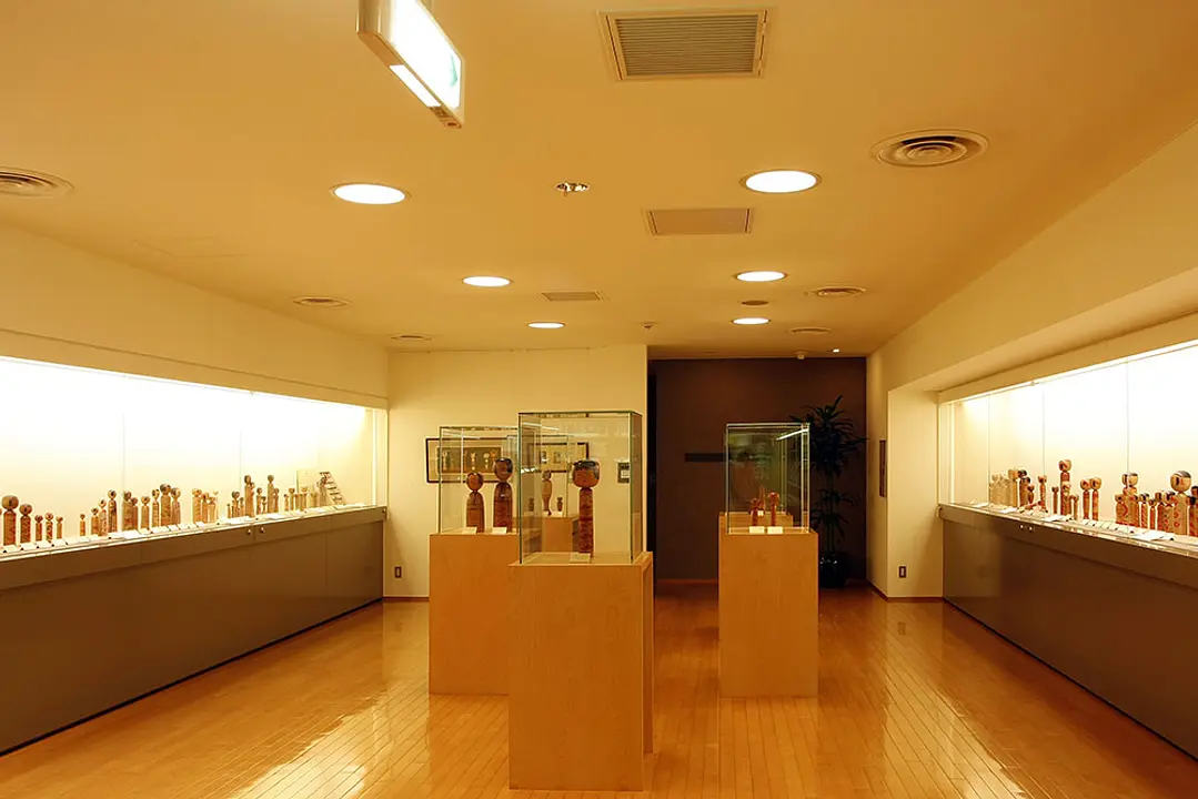 東北6県全11系統のこけしが所蔵されており、中でも古作の名品が見ものです