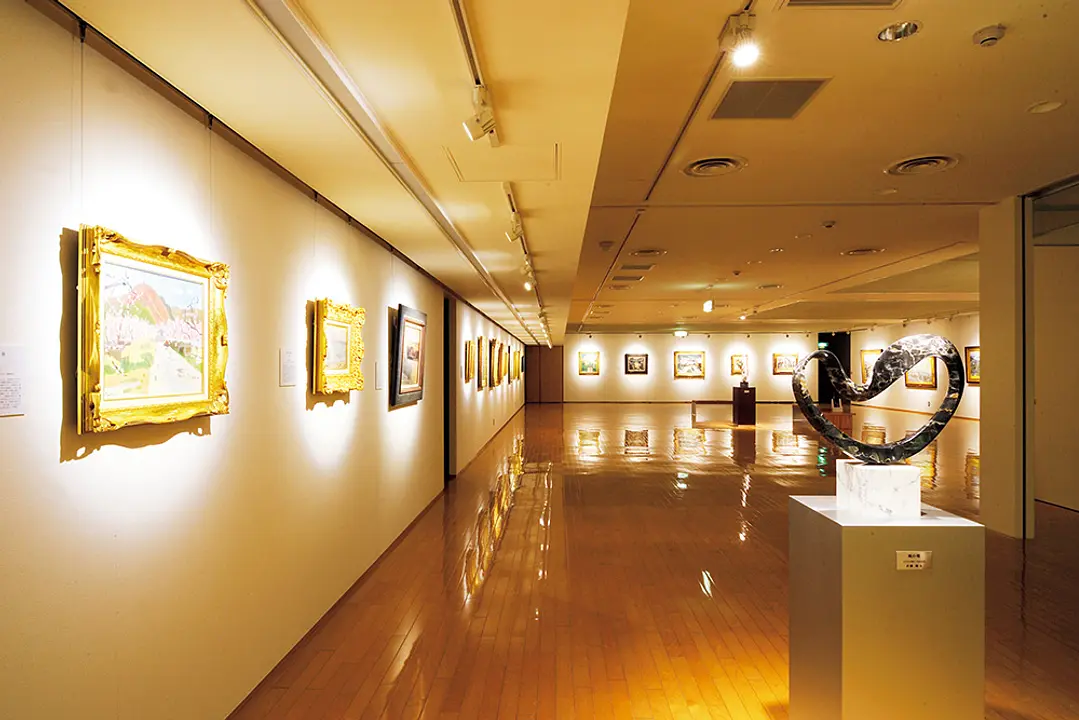 洋画家の浅井忠氏や梅原龍三郎氏による名作から、現在活躍中の作家まで、絵画や彫刻などの幅広い作品がコレクションされています