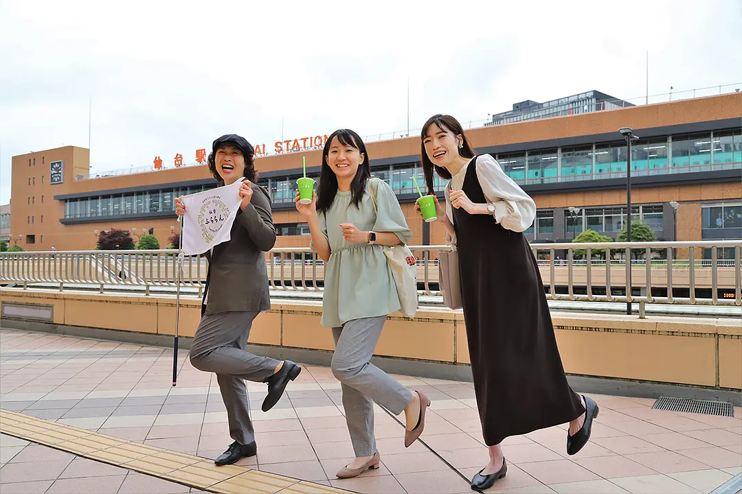 ずんだシェイクを持って「まち歩きツアー」出発！