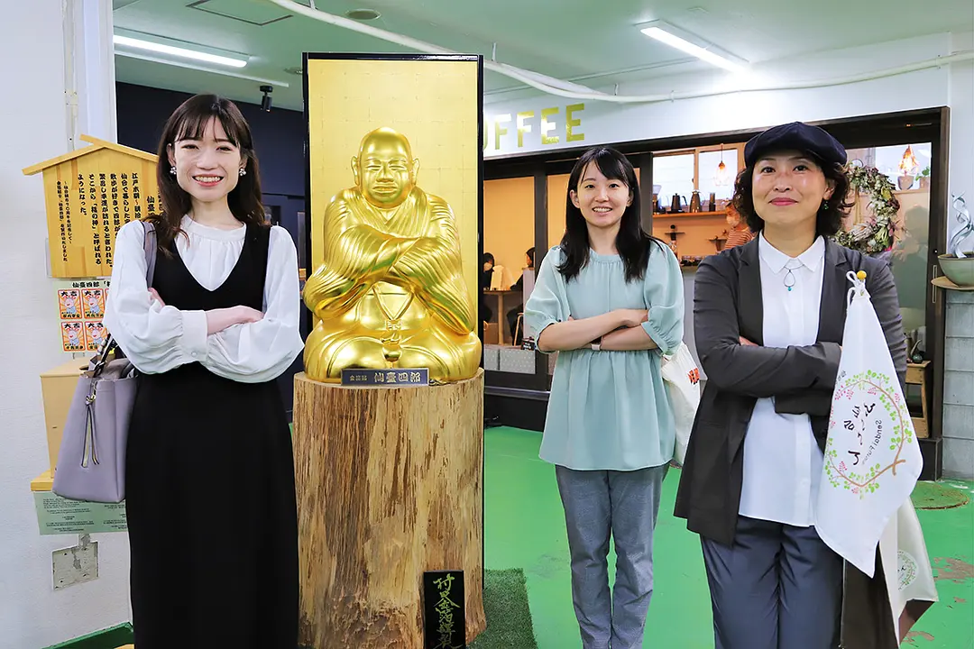 仙臺四郎と同じポーズで気分は開運