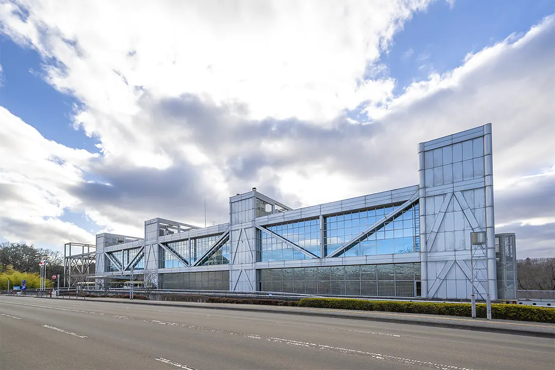 柱や筋交いなどの建物の工学的な仕組みが見えるよう配慮して造られた特徴的な建物