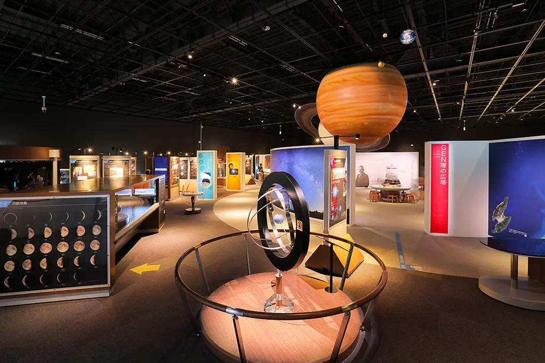 宇宙を体感できる模型やパネルなどが配置された展示室。地球の誕生も学べます