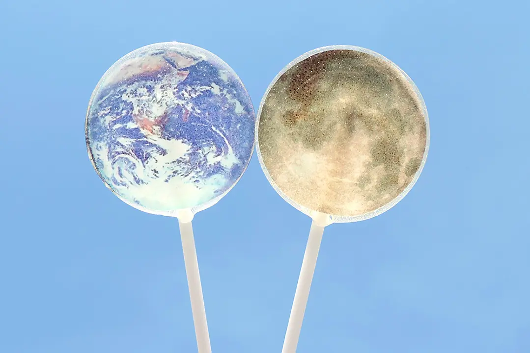 リアルな地球と月の姿が美しいと、2015年にSNS上で画像が１万件以上リツイートされ、生産が追いつかないほどの話題となった「コズミックキャンディ」（250円／税込）
